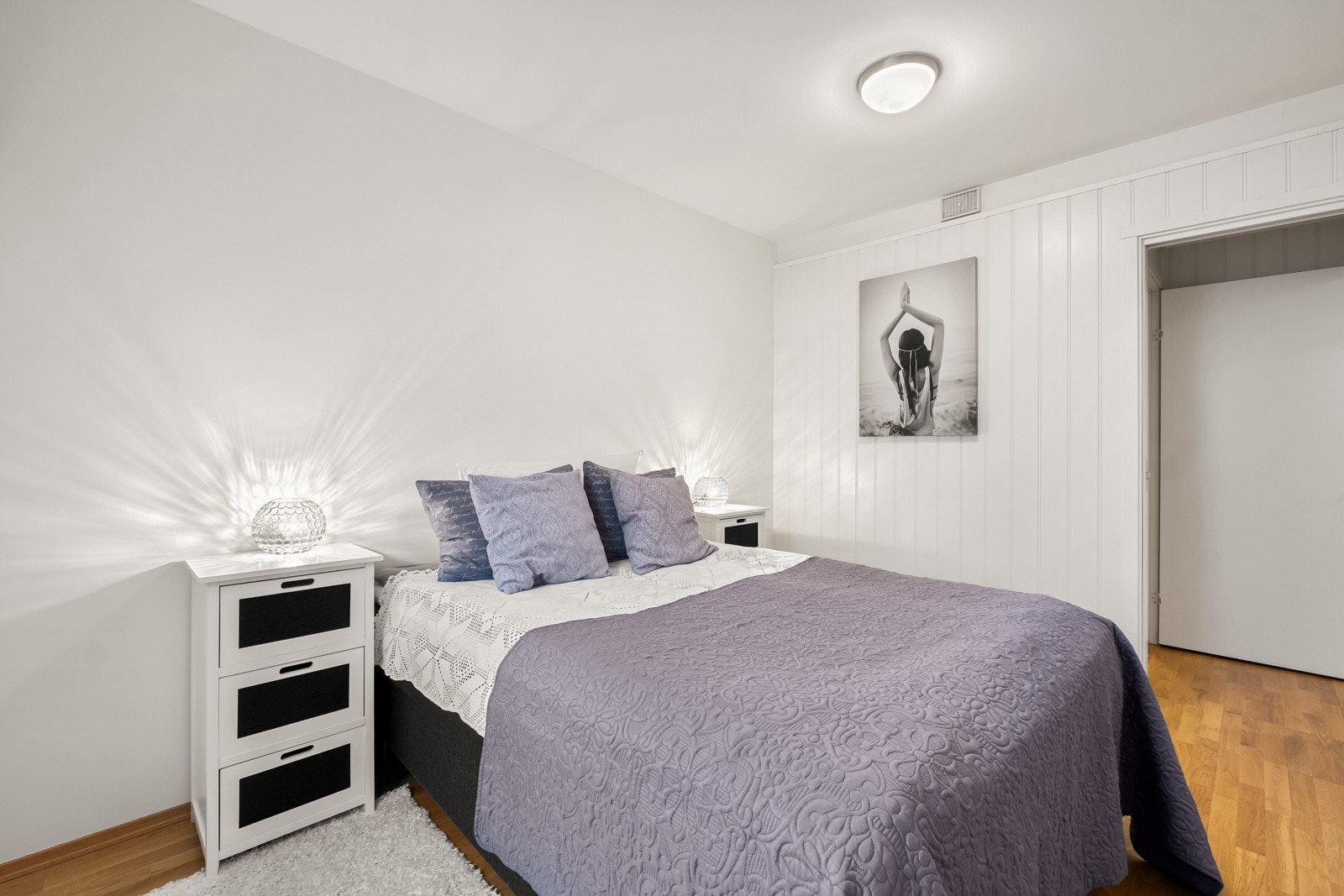 En lettvegg er satt opp for å skille soverommet og skape et eget walk-in-område. Galleribilde