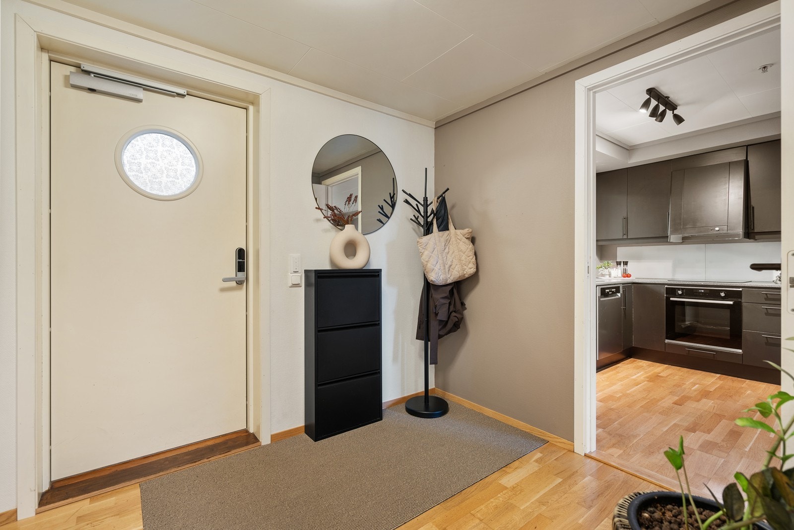 Romslig og kjekk gang med oppbevaringsmuligheter. Galleribilde