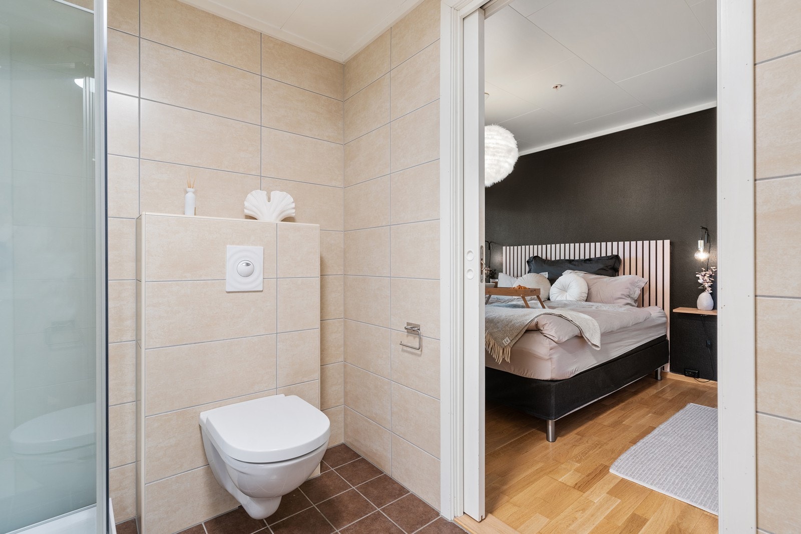 Adkomst til hovedsoverommet fra badet eller vaskerommet. Galleribilde