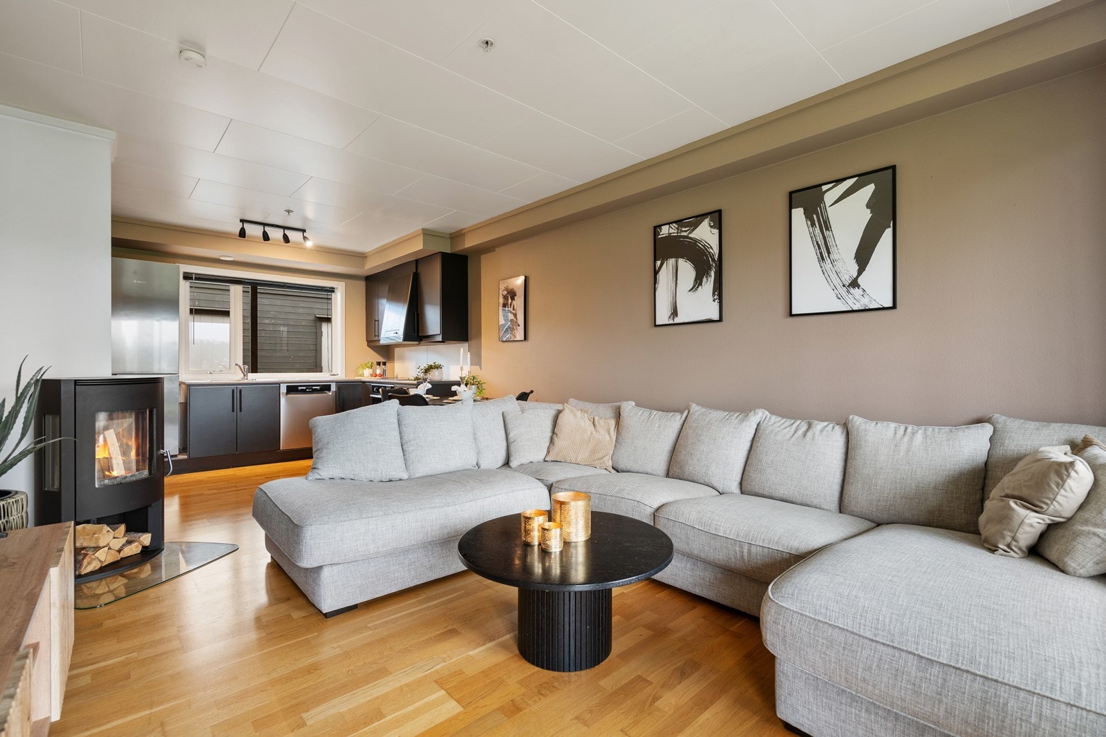 I stuen er det blant annet plass til en stor og komfortabel sofa, som er perfekt for hyggelige kvelder med familie og venner. Galleribilde