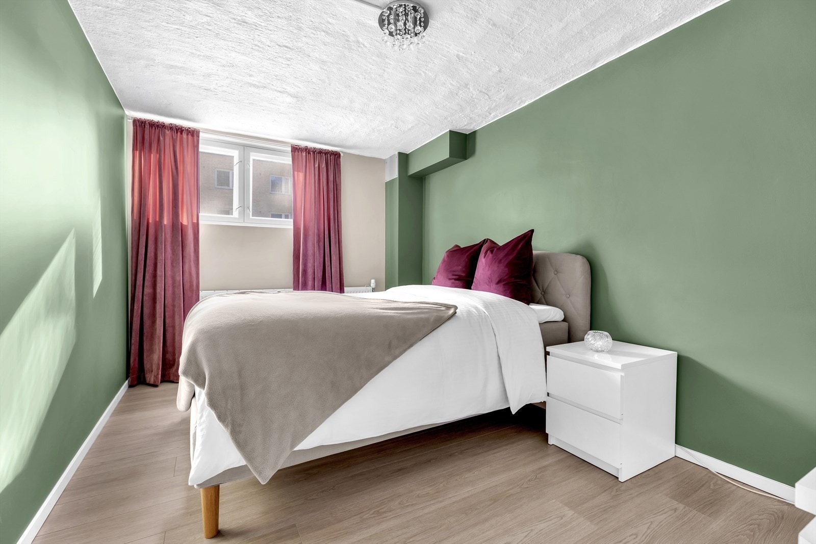 Soverom med god plass til dobbeltseng. Rommet er ikke godkjent for varig opphold! Galleribilde