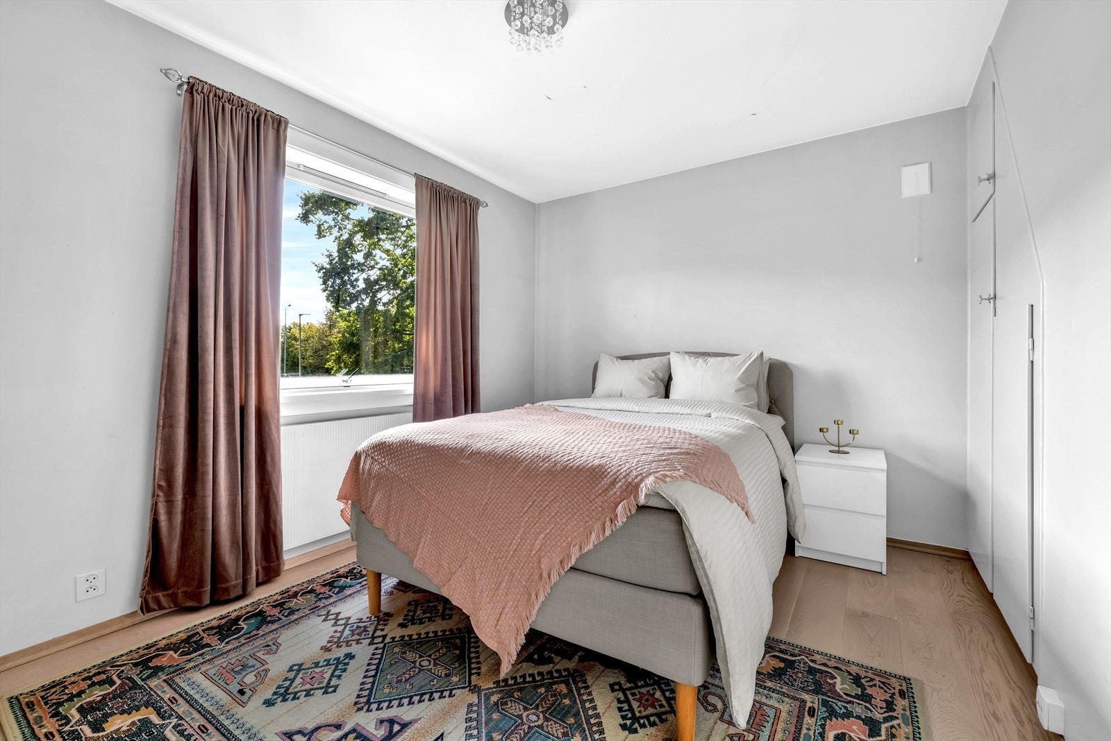 2. etasje har 4 soverom totalt, her ser vi et stort rom med god plass til dobbeltseng og mulighet for nattbord på hver side, samt innebygd skap Galleribilde