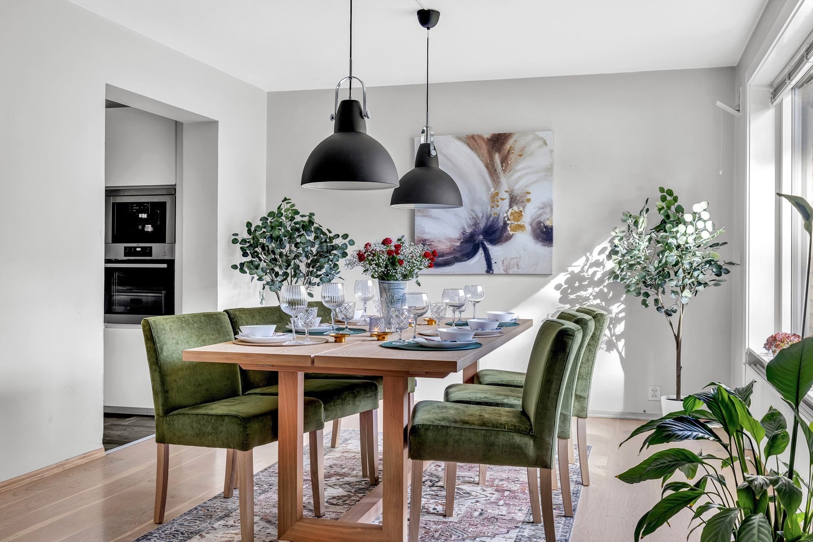 Spisestuen har delvis åpen løsning inn til kjøkken Galleribilde