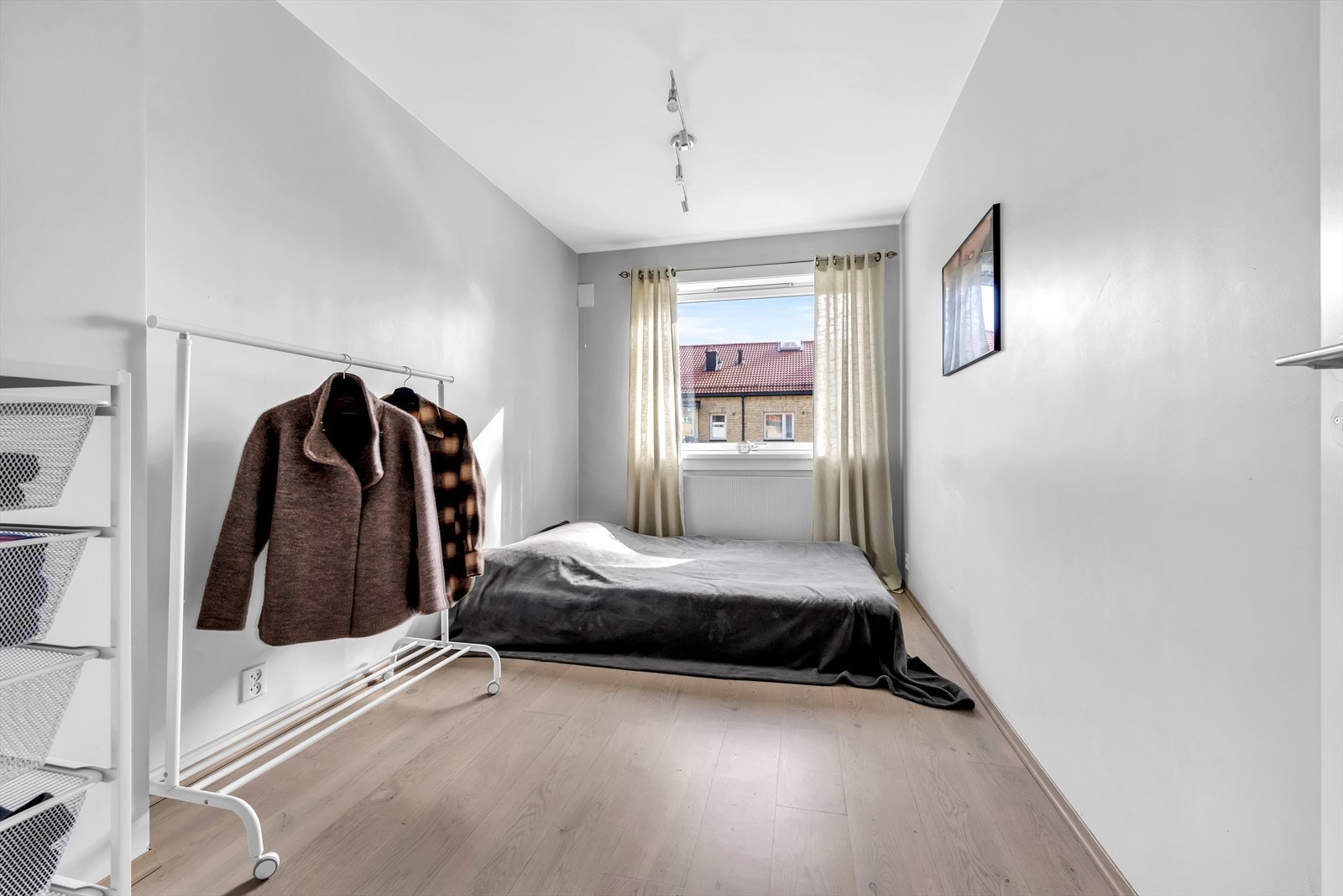 Soverom 4 har også god plass. Disse rommene passer utmerket som barnerom, gjesterom eller kontor Galleribilde