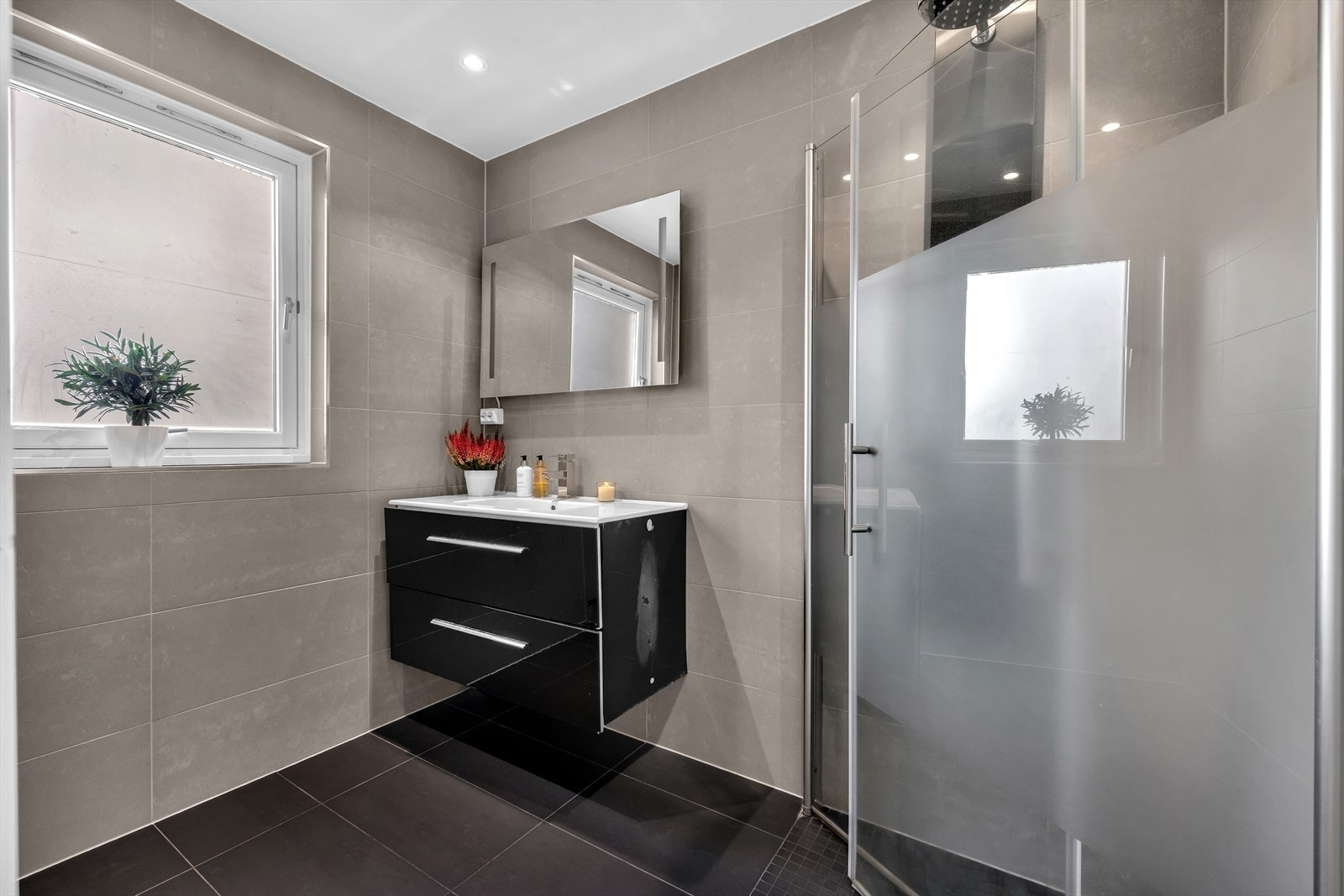 Badet er opplyst av eier å være pusset opp i regi av forrige eier i 2016. Flislagt med varmekabler Galleribilde