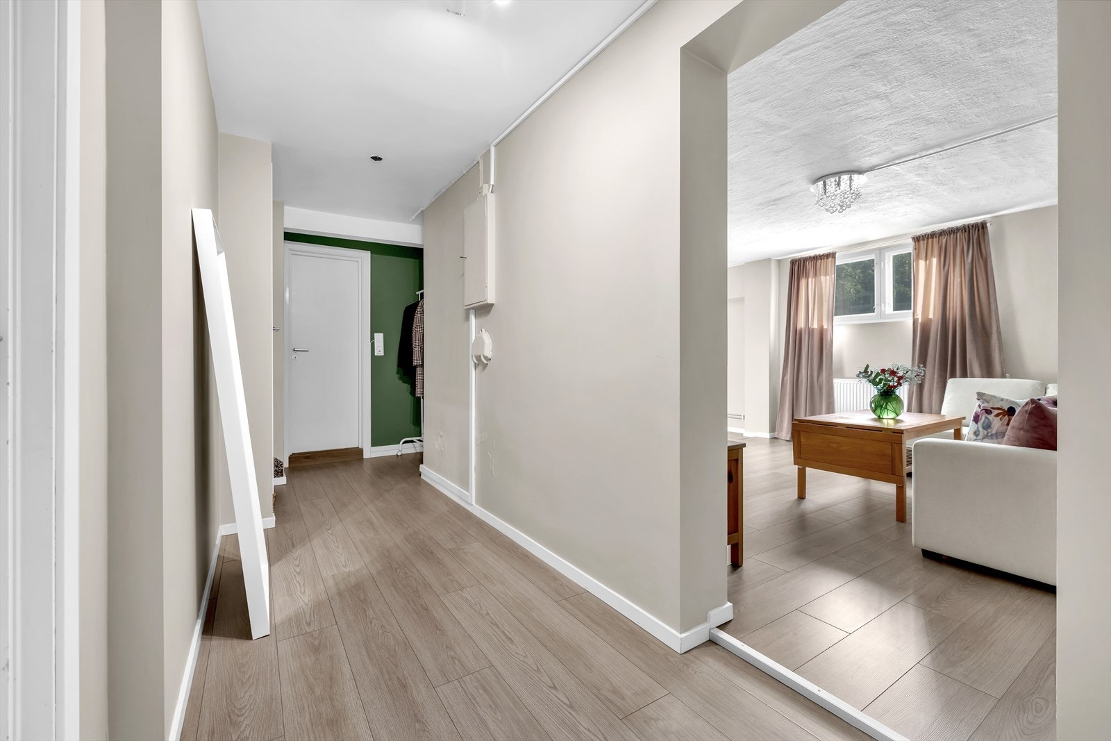 Gang som forener underetasjens mange rom Galleribilde