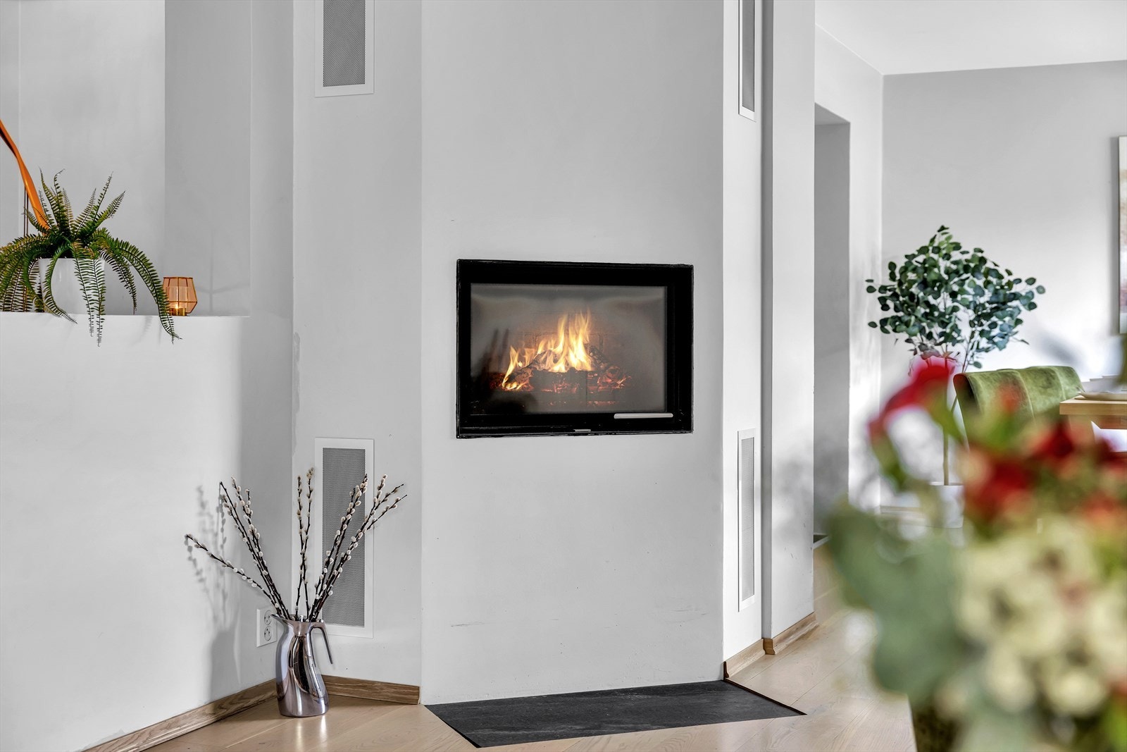 Hjørnepeis firkantet frong og glassdør som er integrert i vegg med ventilasjonsrister på begge sider Galleribilde