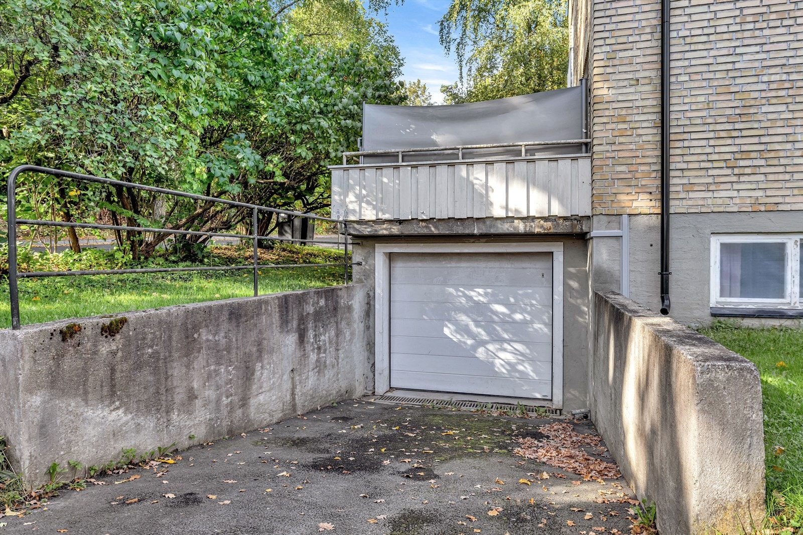 I tillegg er det plass til parkering rett utenfor inngangsdøren med montert elbillader Galleribilde