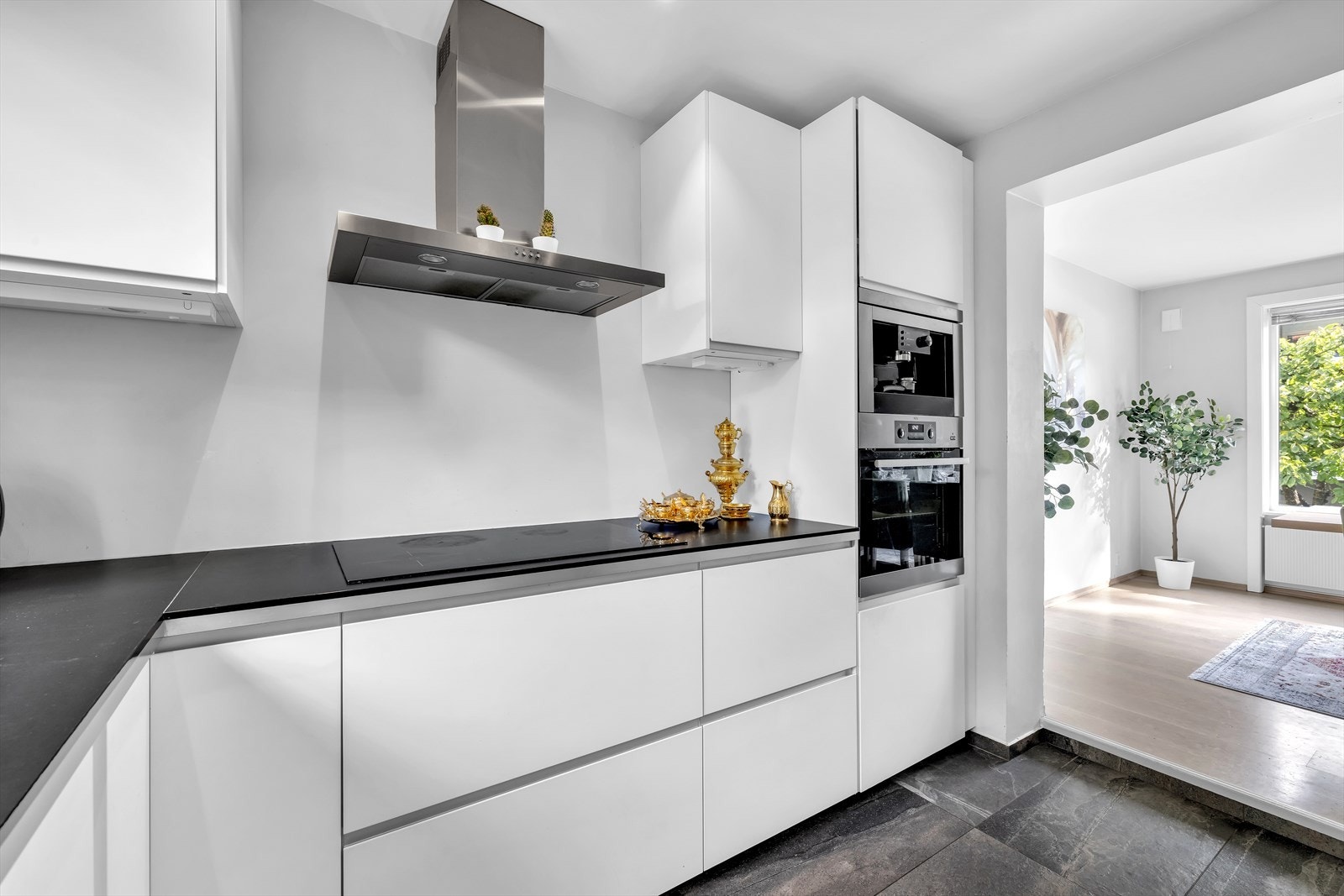 Meget praktisk at fryseskapet har isbitmaskin og over ovn er det kaffemaskin Galleribilde