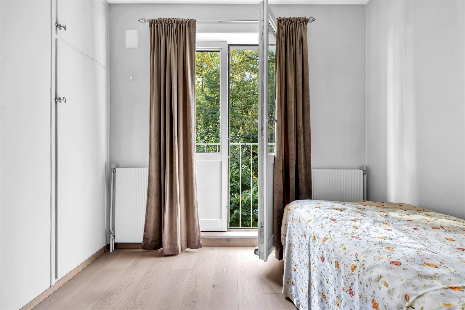 Soverom 2 har plass til enkeltseng, har innebygd skap samt utgang til fransk balkong Galleribilde