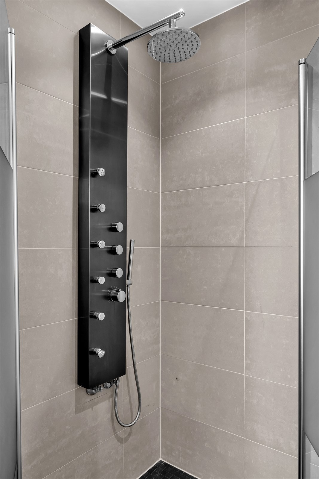 Regnfallsdusj med moderne dusjpanel Galleribilde