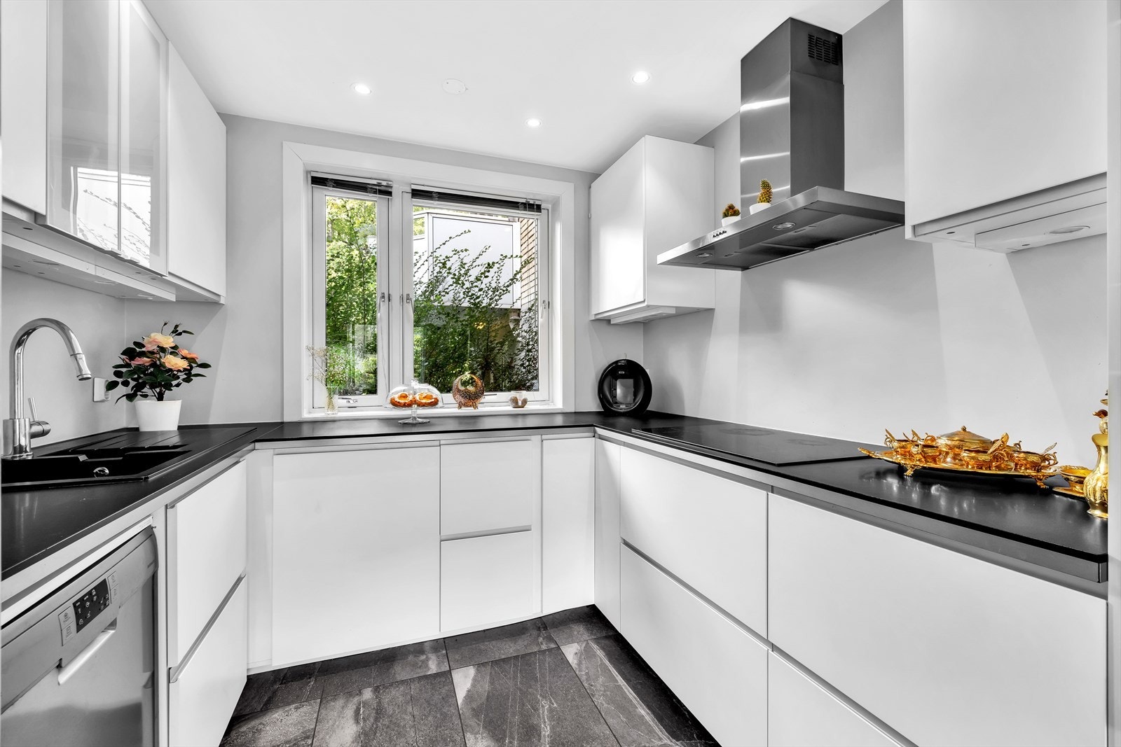 Her er det rikelig med skap- og benkeplass Galleribilde