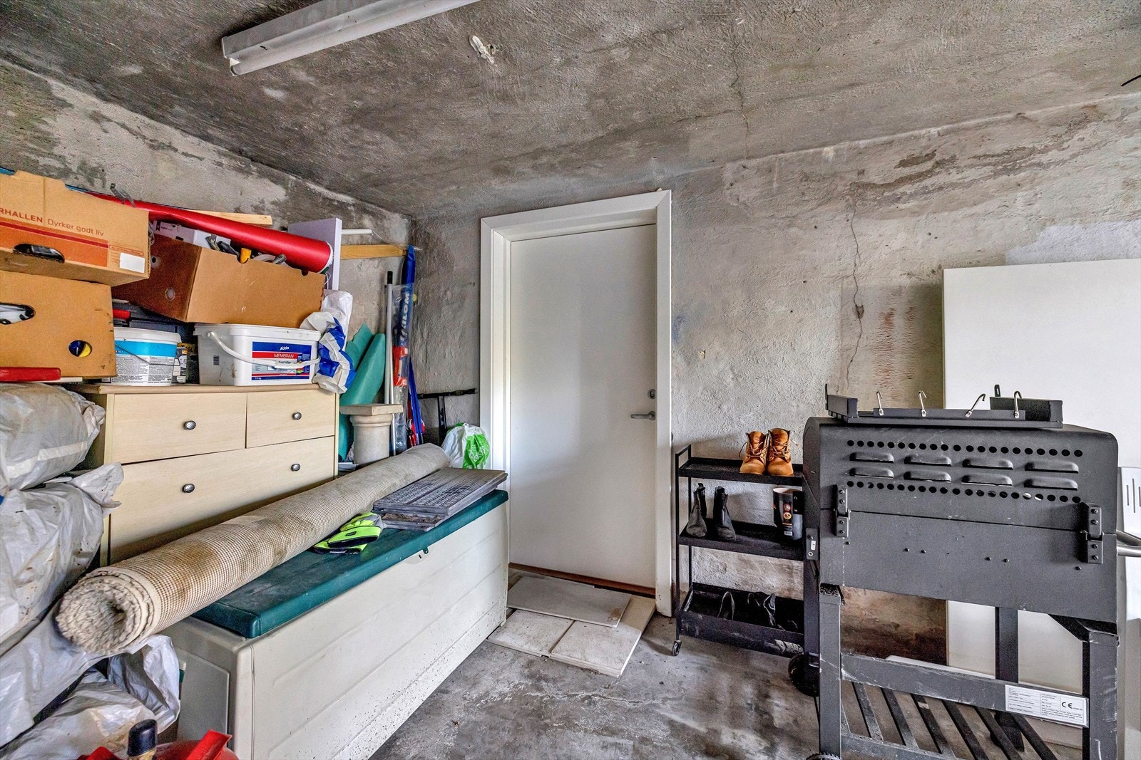 Her er det blitt satt inn dør fra garasje til underetasje. Dette er ikke slik det var godkjent på originale byggetegninger Galleribilde