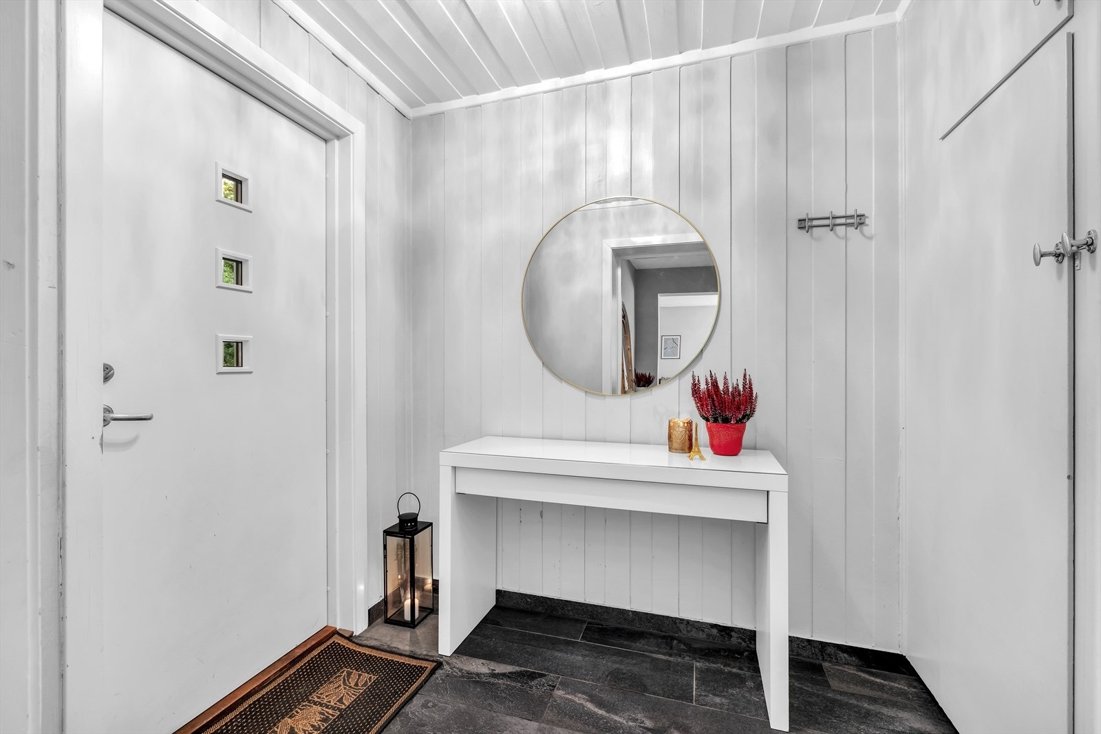 Entré med flislagt gulv og plass til kommode samt det er integrert skap Galleribilde