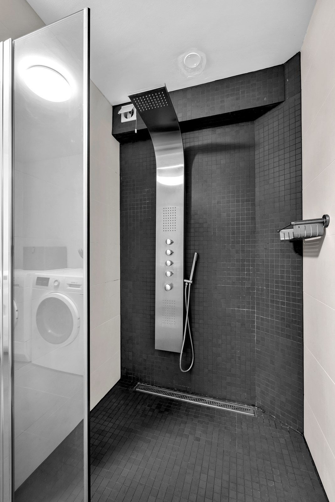 Eget flott dusjhjørne med svingdører i glass, slukrist i enden Galleribilde