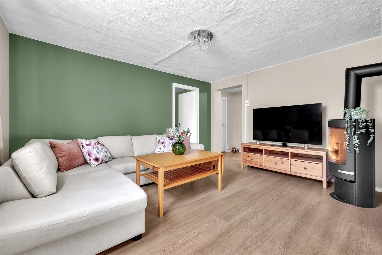 Kjeller er ikke godkjent som rom for varig opphold. De originale byggetegninger sier at kjeller ikke hadde dør inn til garasje, samt at alle rom var hobbyrom, bod og garderobe. Se informasjon i salgsoppgave Galleribilde