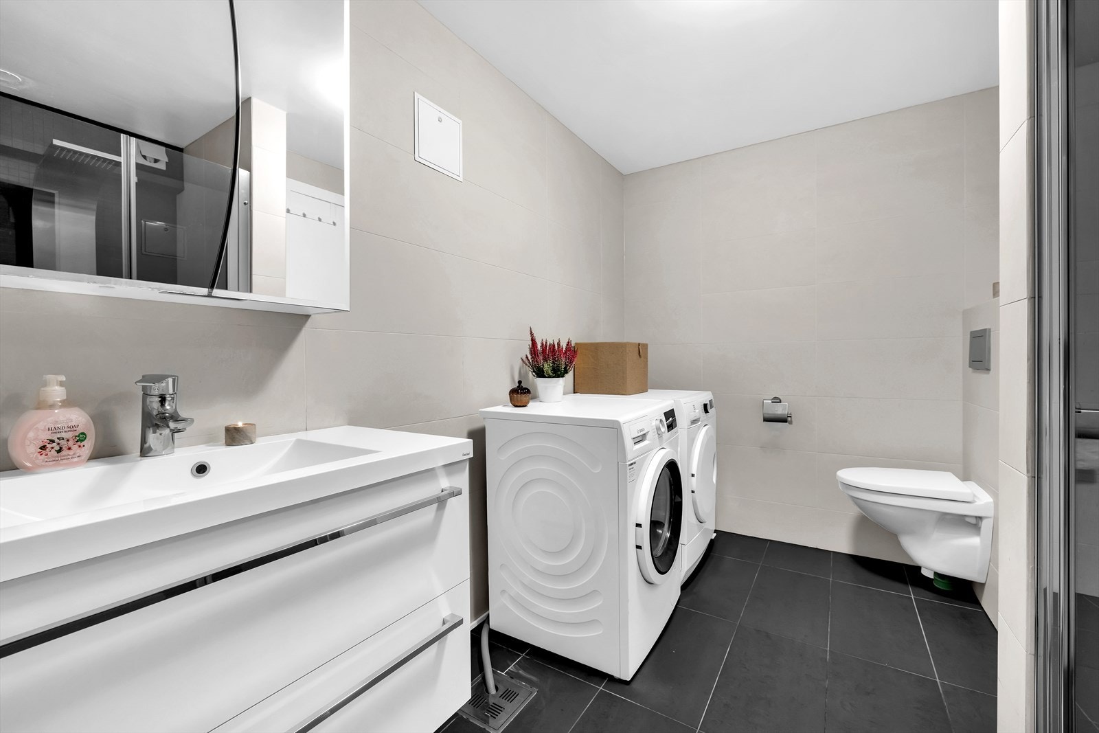 Badet er pusset opp i regi av forrige eier i 2016, flislagt med varmekabler i gulvet, opplegg for vaskemaskin og tørketrommel Galleribilde