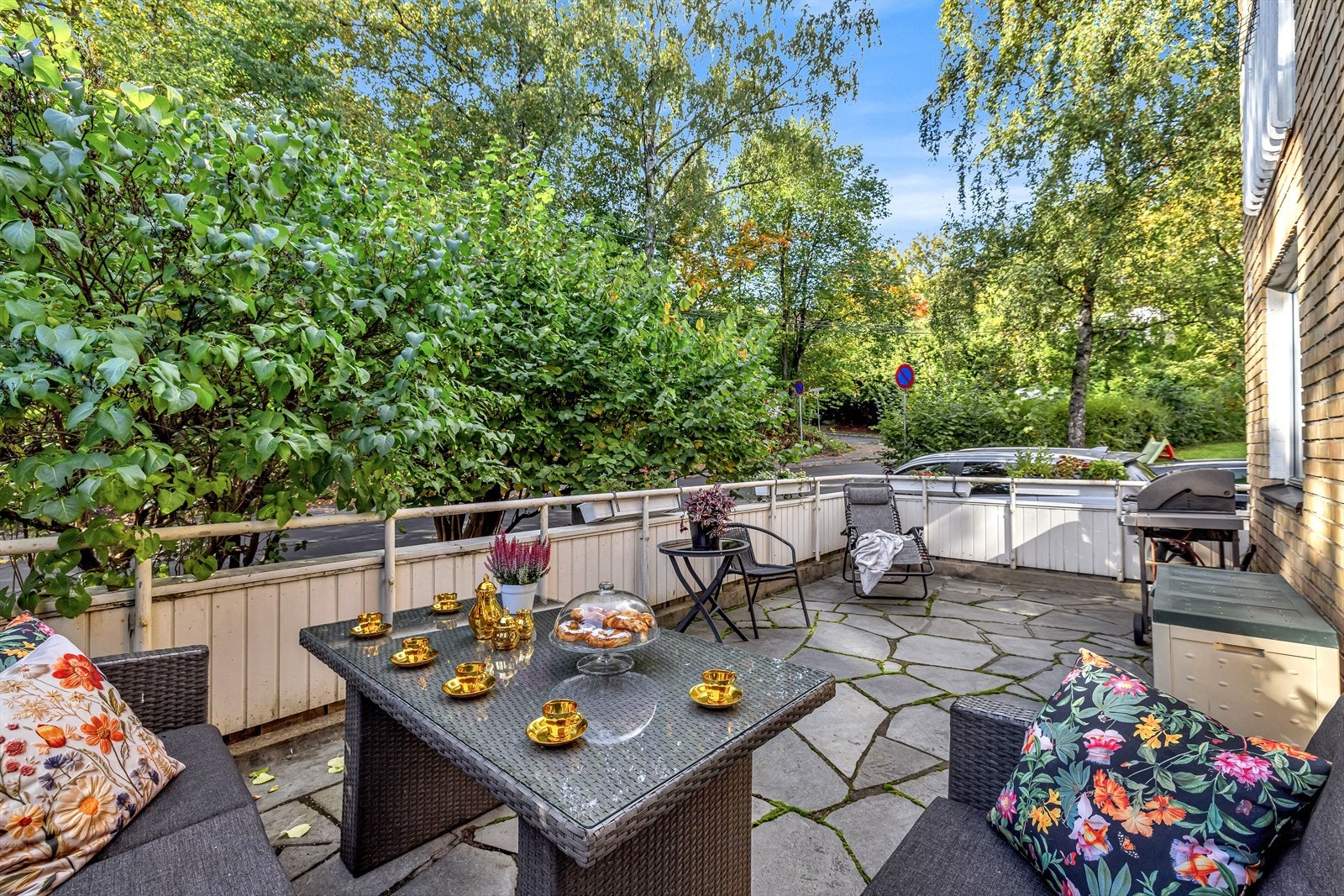 Rikelig med plass til utemøblement og grill Galleribilde