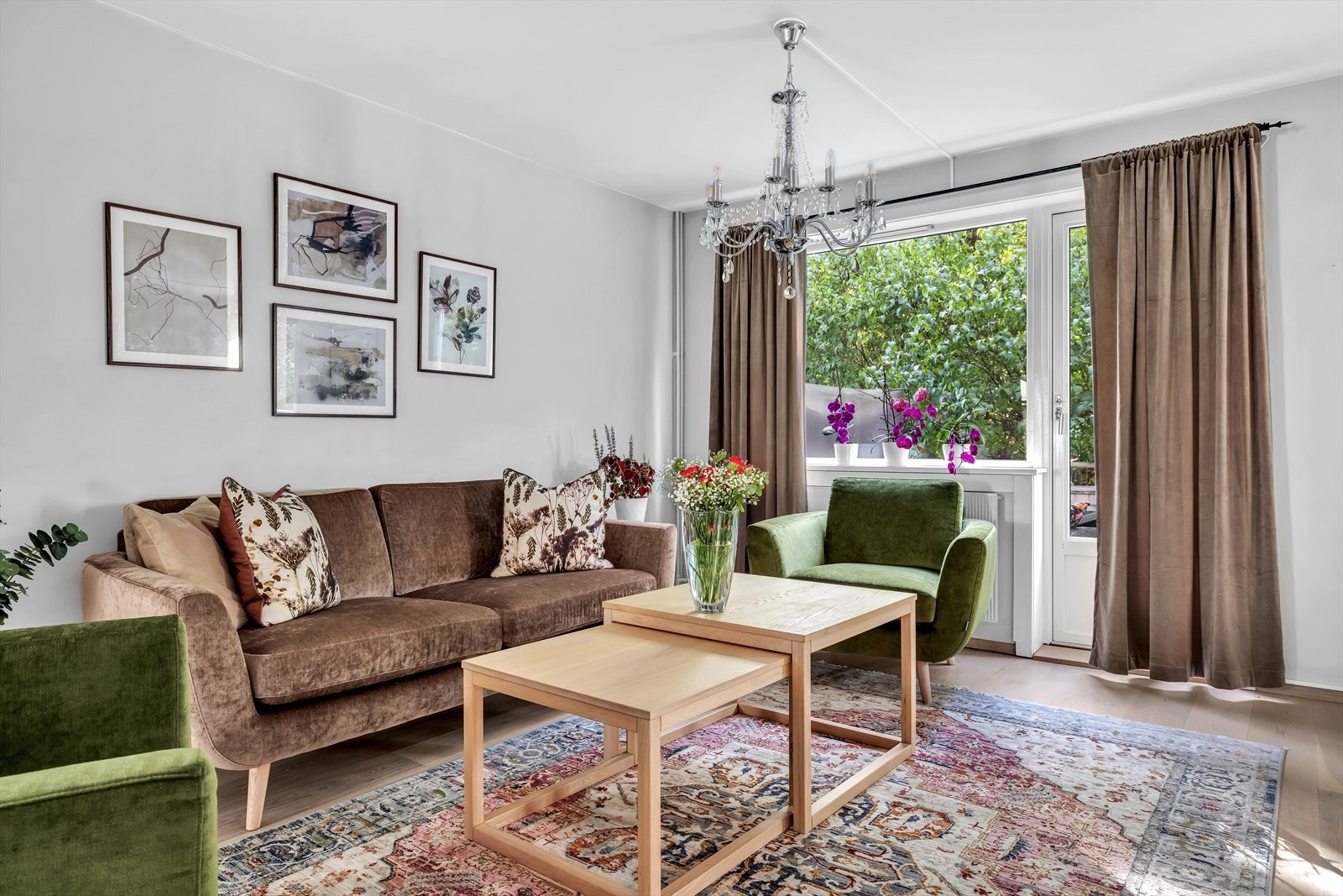 Fra den hyggelige stuedelen er det frodig utsyn mot forhage Galleribilde