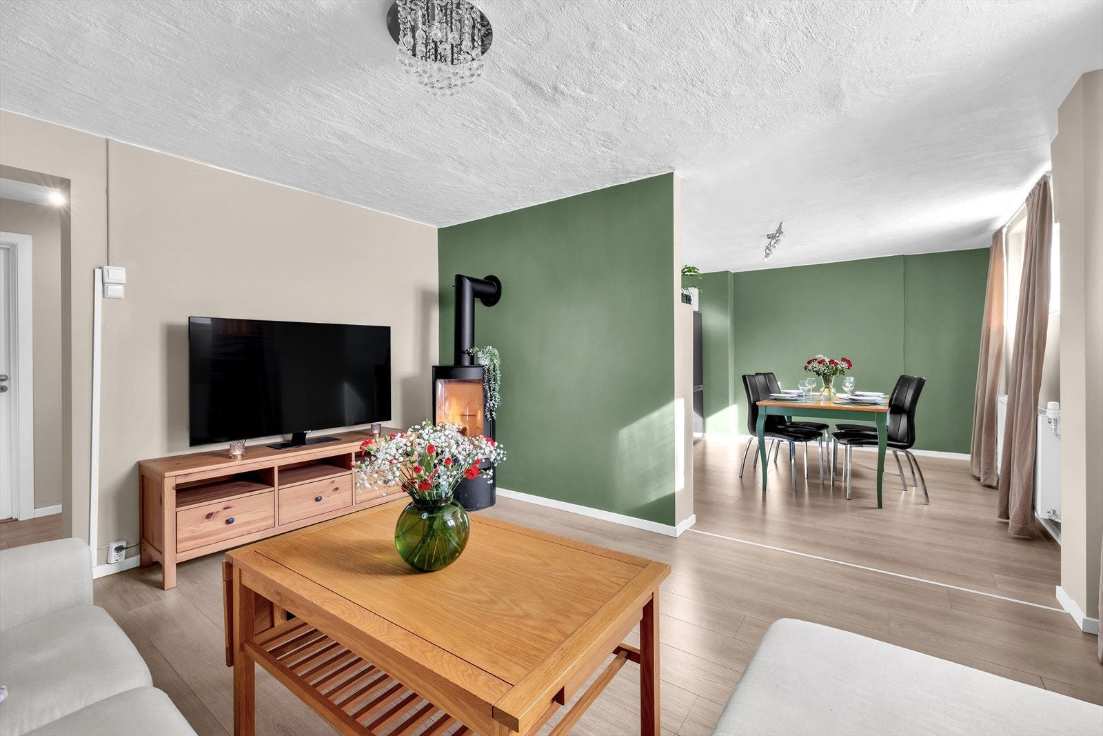 Stuen er i åpen løsning med kjøkken Galleribilde