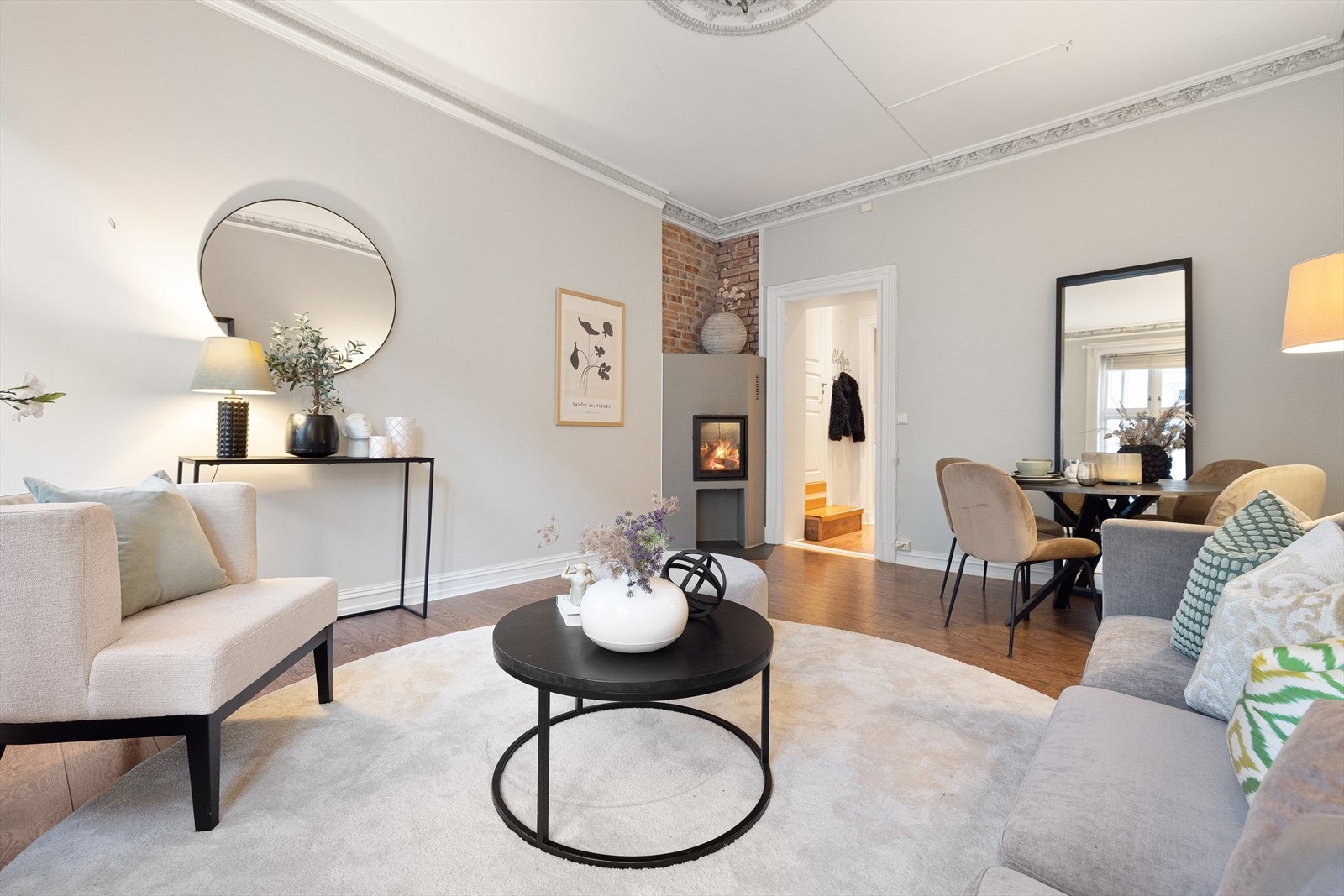 Overflatene er pusset opp i 2024/25 med pent gulv og lune fargevalg. Galleribilde