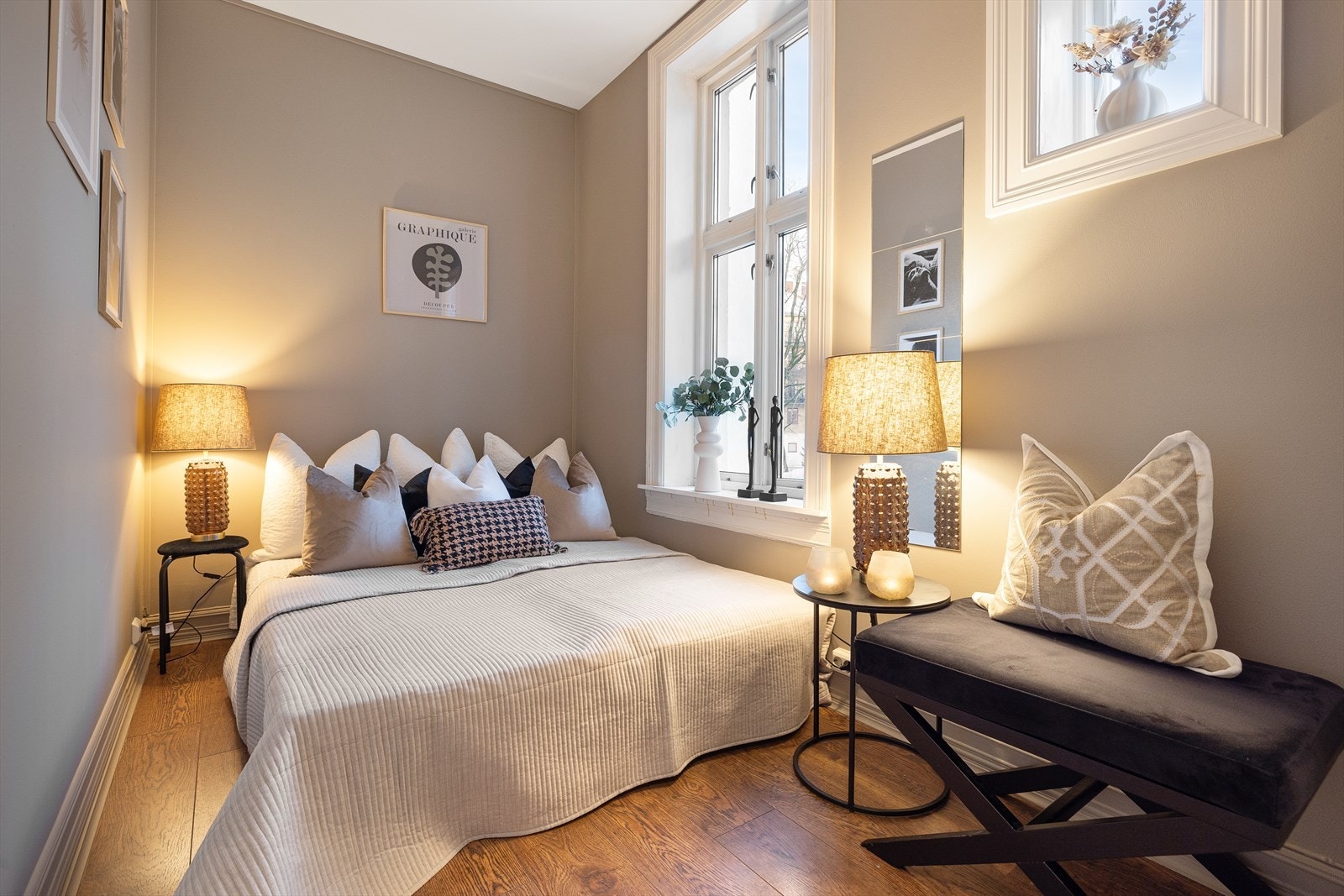 På hovedsoverommet er det god plass til dobbeltseng, nattbord og garderobeskap. Galleribilde