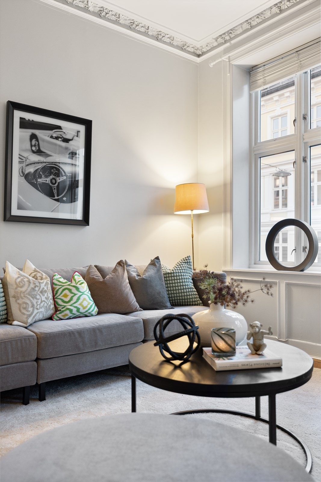 I stuen er det rikelig areal til sofagruppe med tilhørende sofabord og tv-møblement. Galleribilde