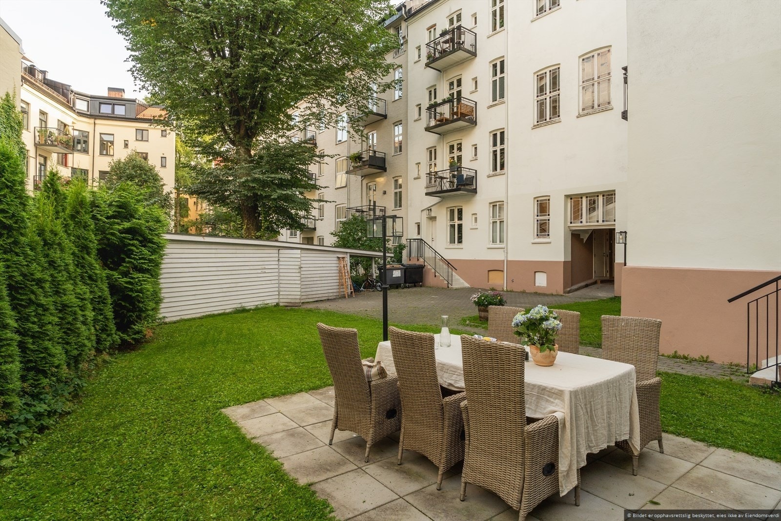 Meget hyggelig bakgård Galleribilde