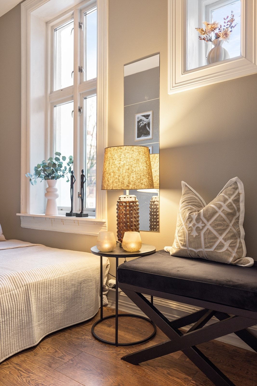 Rommet har store vindusflater som sikrer godt med lys og luft. Soverommene vender mot bakgård. Galleribilde