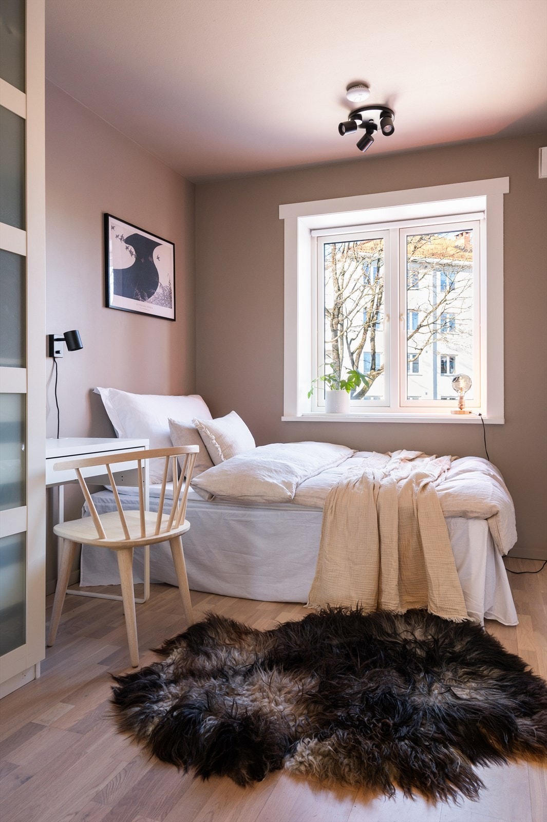 Store vinduer slipper inn rikelig med lys og gir gode luftemuligheter. Galleribilde