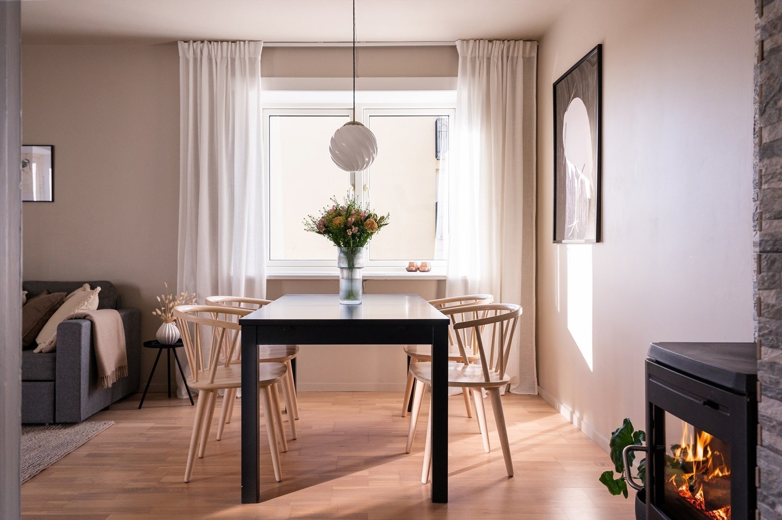 Her er det god plass til både sofagruppe og spisebord, noe som gjør rommet perfekt for både avslapning og sosiale sammenkomster. Galleribilde