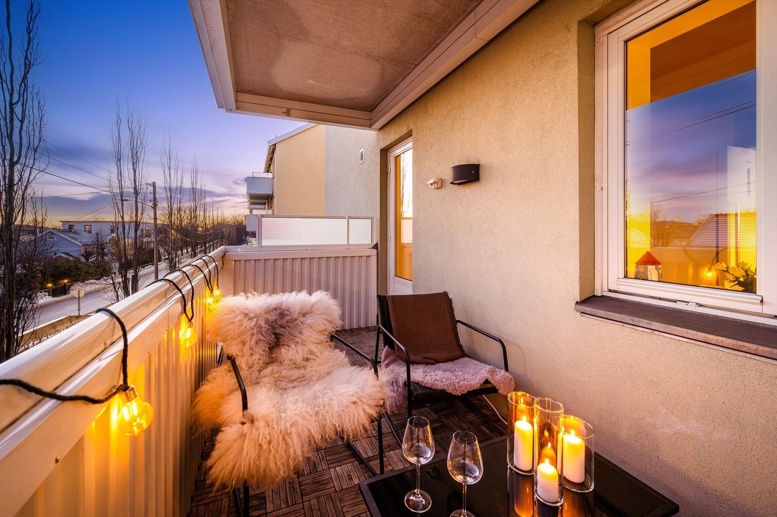 Boligen ligger fint til i 2. etasje, er gjennomgående og har utgang til en sydøstvendt balkong fra stuen. Galleribilde