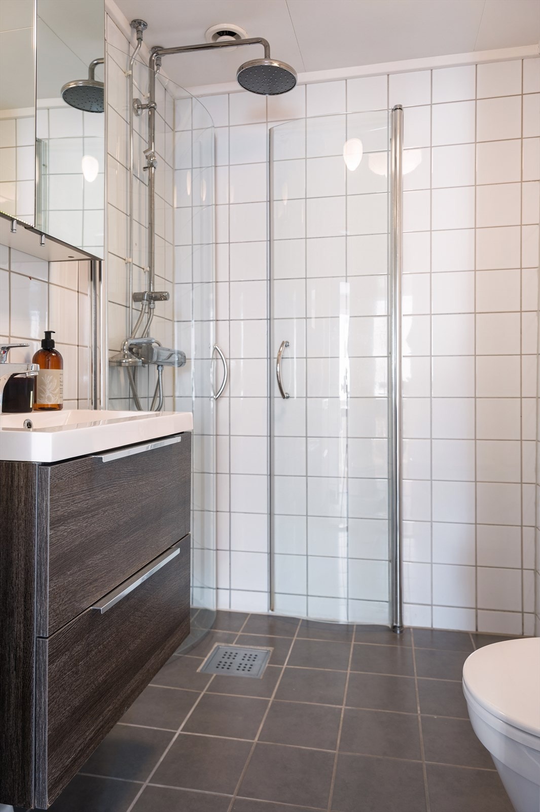 Lyst bad med fliser på vegger og gulv, samt behagelig elektrisk gulvvarme. Galleribilde