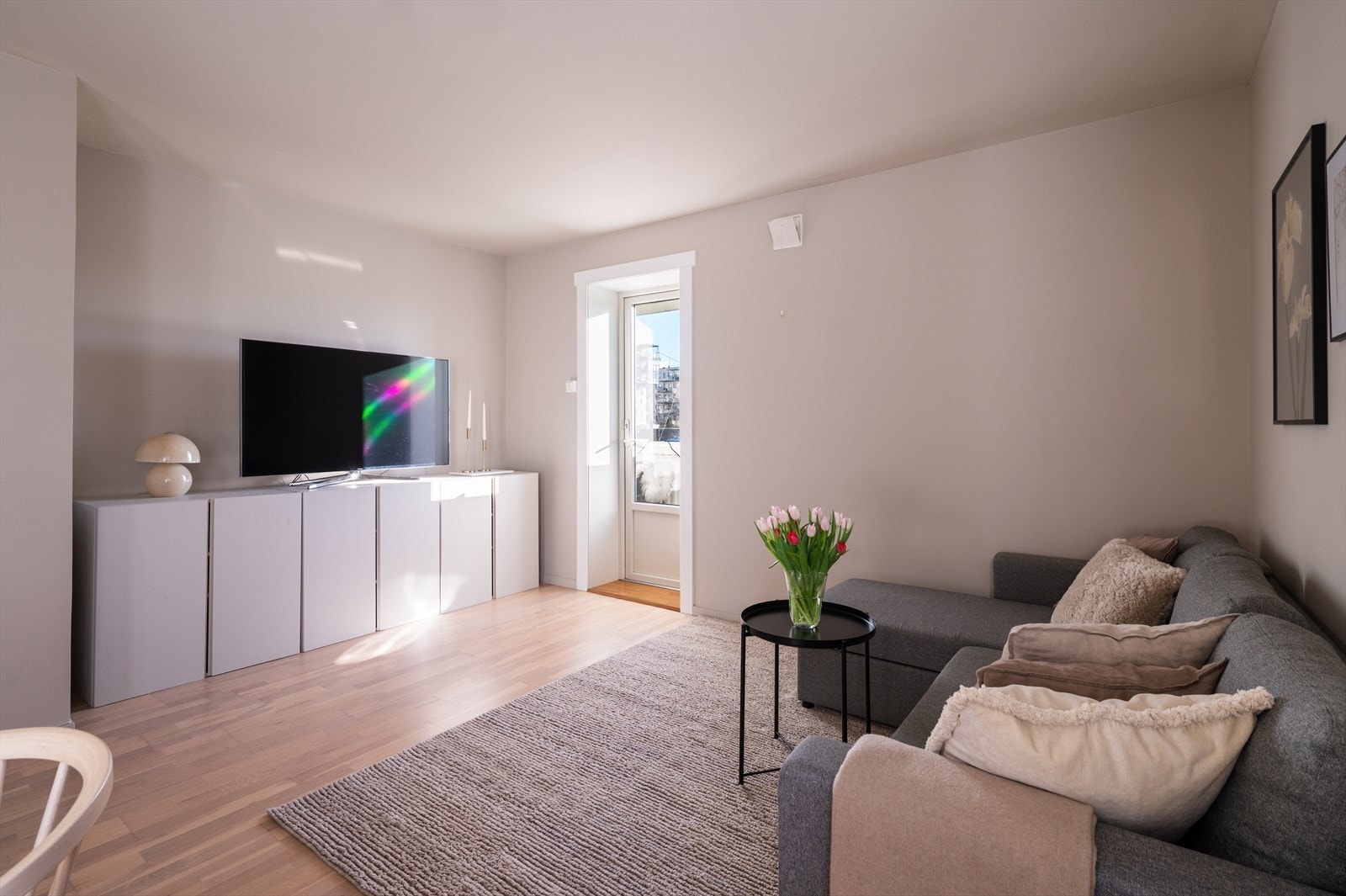 I 2022 ble tapet fjernet, veggene helsparklet og både vegger og tak malt. Galleribilde