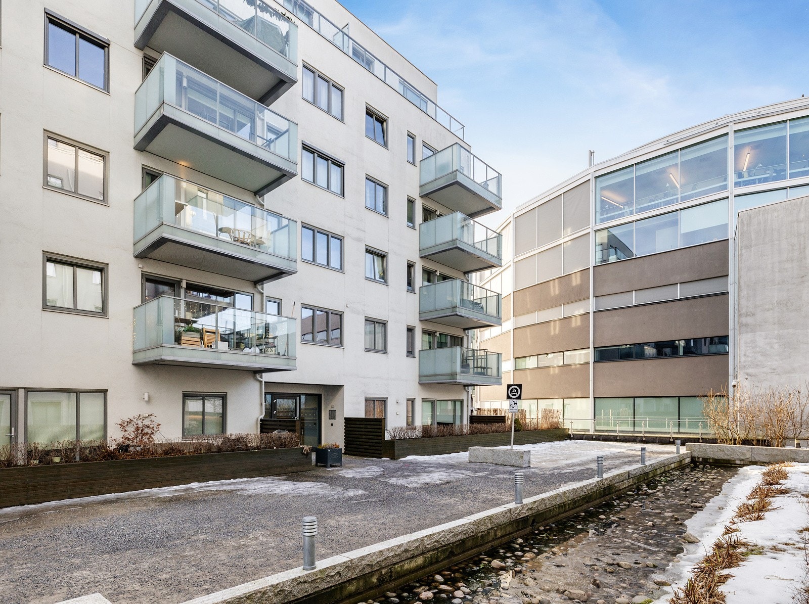 Ryddig og pent opparbeidet rundt inngangspartiet. Galleribilde