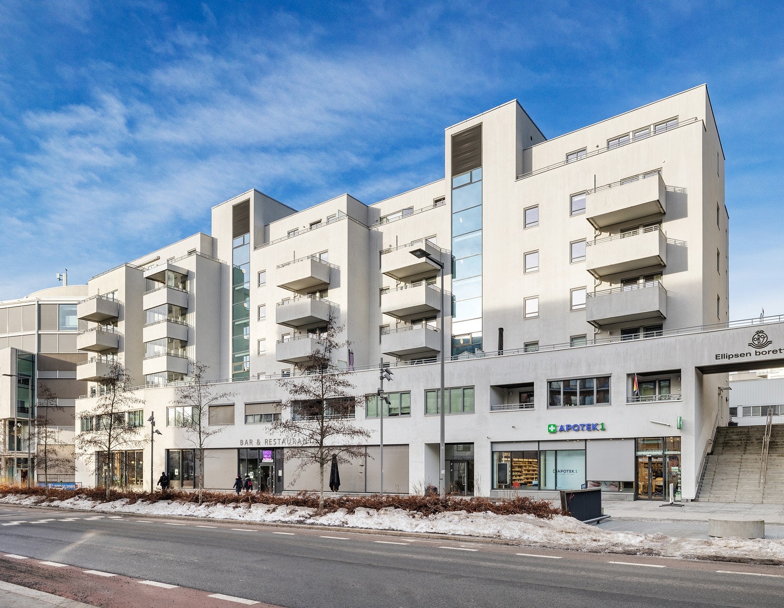 Fasade fra Gladengveien. Flere service tilbud på bakkeplan. Galleribilde