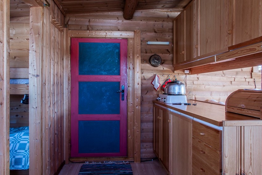 Kjøkken med en nyere kjøkkeninnredning. Galleribilde