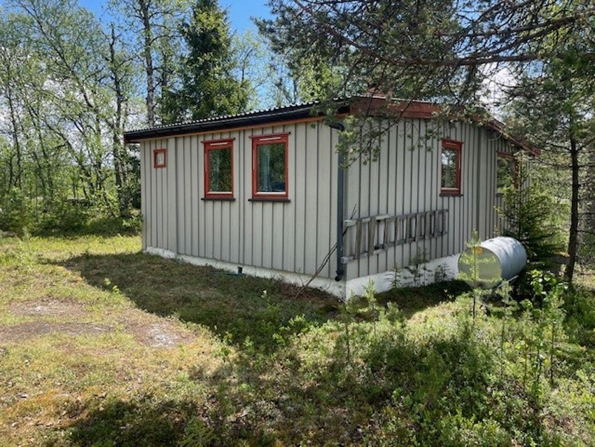 Hytta ligger åpent og fint til ca. 833 m.o.h. Galleribilde