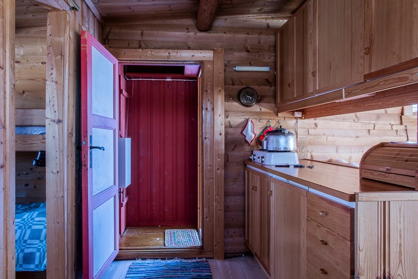 Hytta har et lite vindfang, med tilliggende bod/dorom/vaskerom. Galleribilde