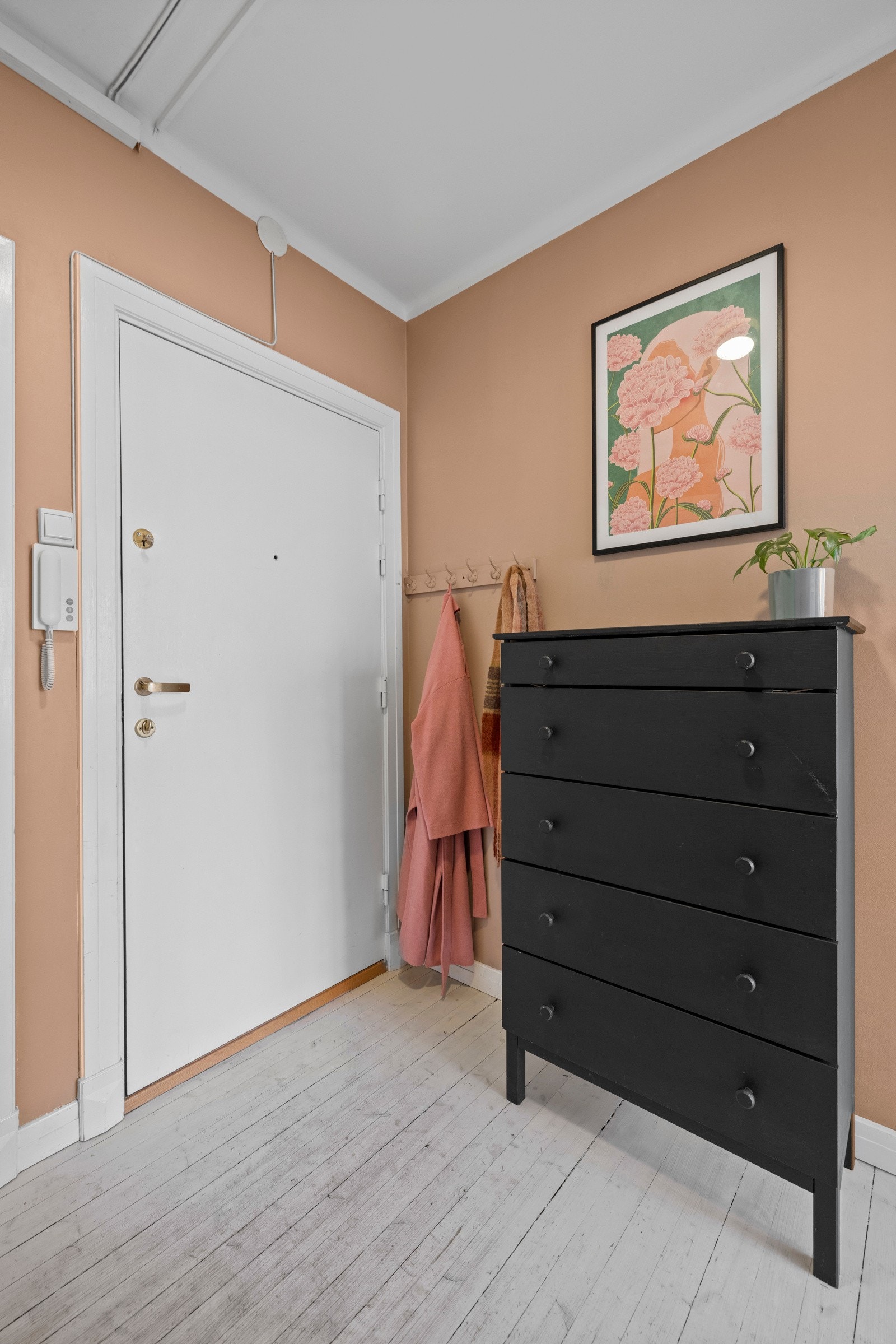 Videre er det også plass til kommodeløsning og knaggoppheng. Galleribilde