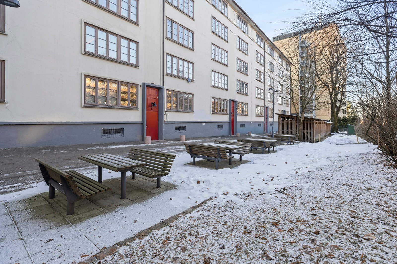 Koselig felles bakgård, opparbeidet med sittegrupper, sykkelparkering og beplantning. Galleribilde