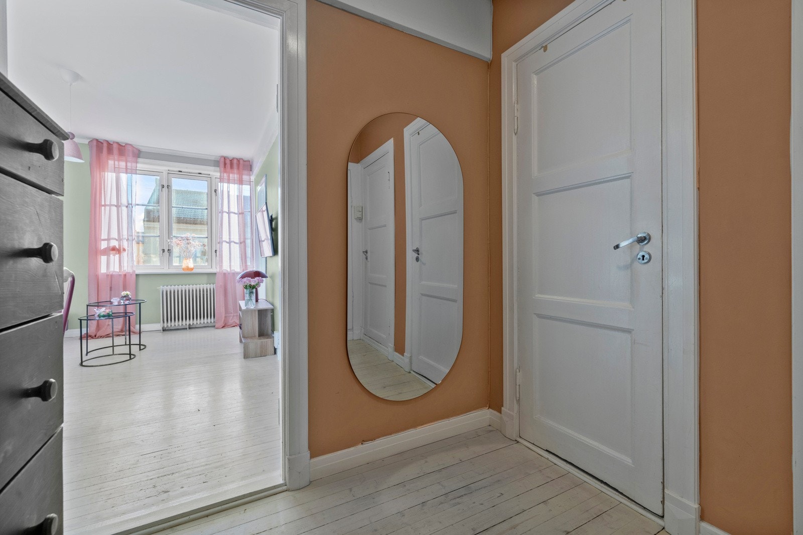 ... med god plass til oppbevaring i innvendig bodareal, samt garderobenisje (ved inngangsdør). Galleribilde