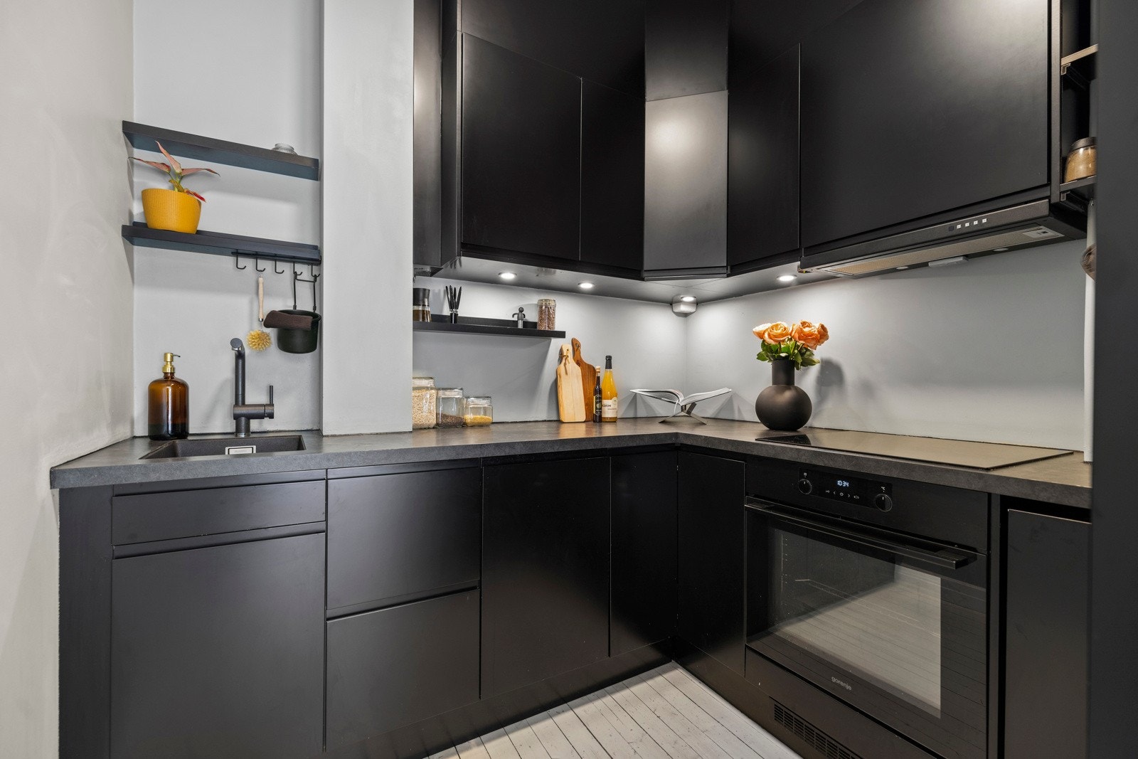 Kjøkkenet ligger delvis adskilt fra stuen med Epoq kjøkkeninnredning fra 2020. Galleribilde