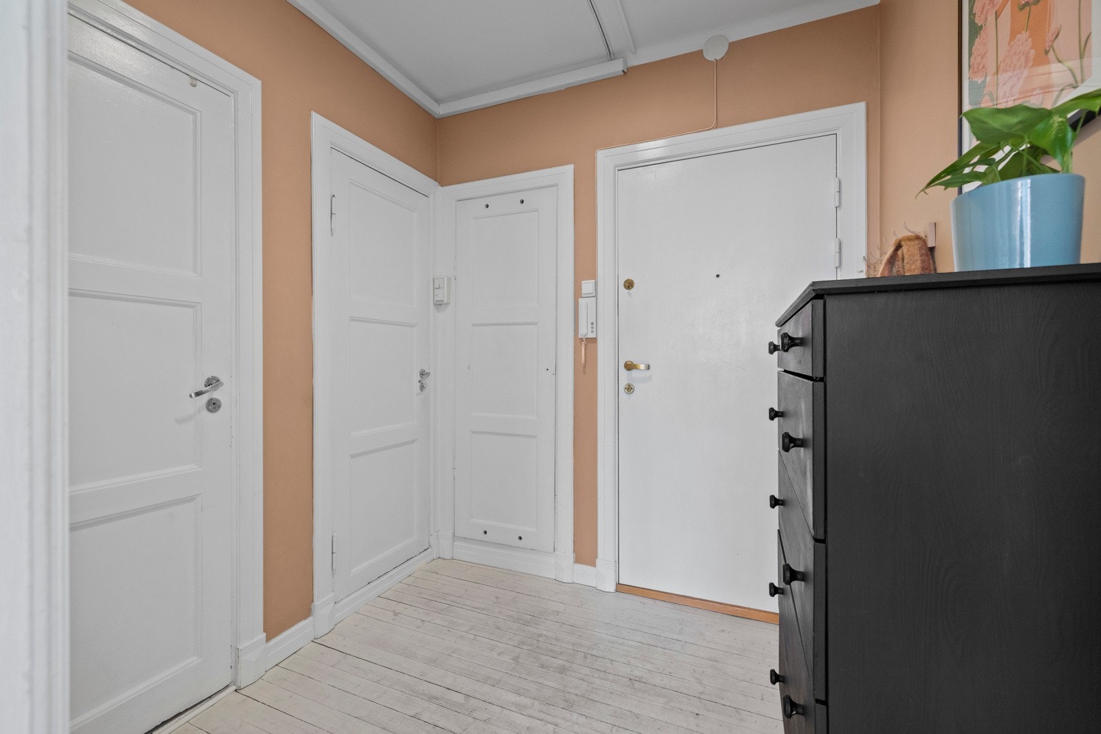 Lys og hyggelig entré som gir et godt førsteinntrykk... Galleribilde