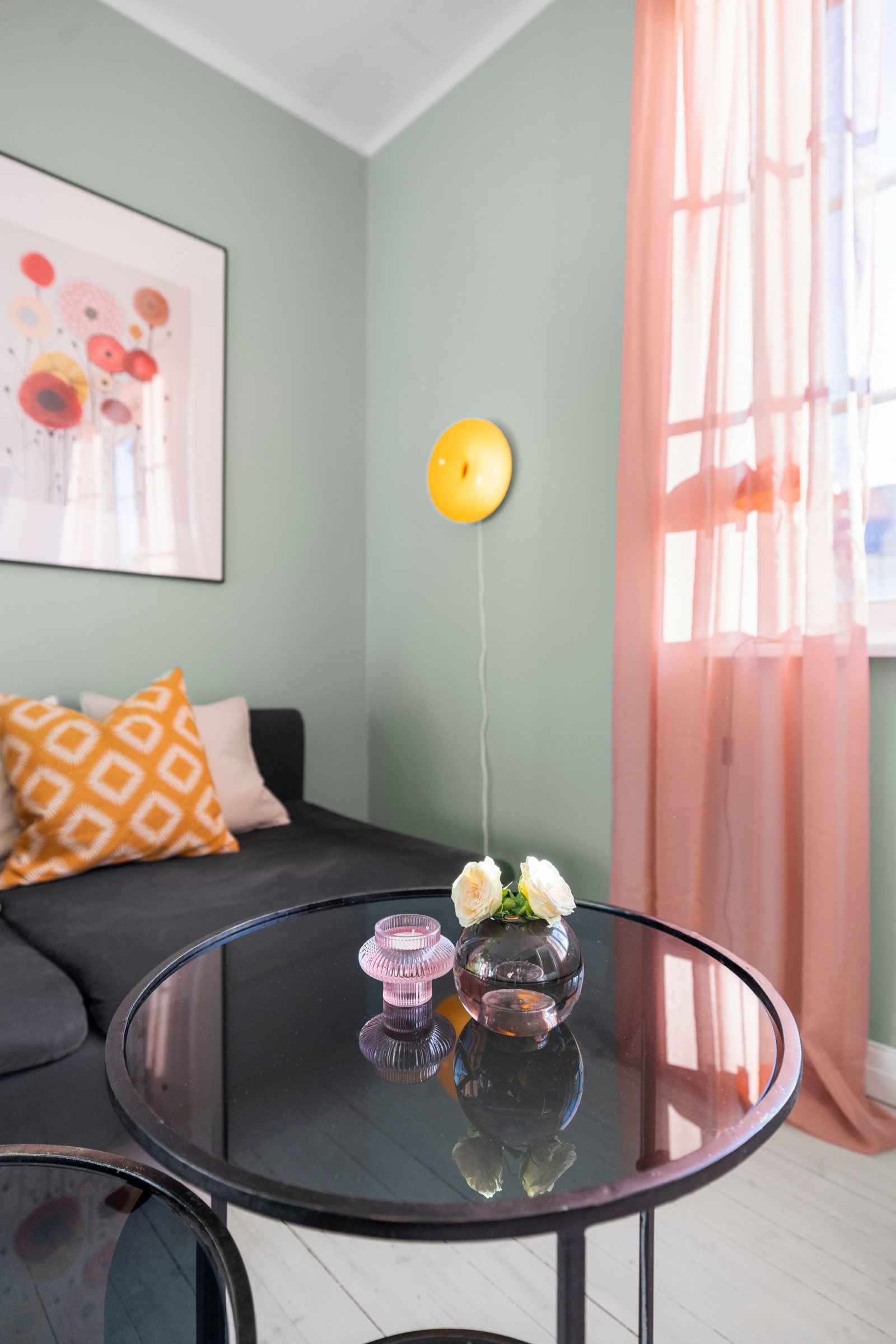 Lave felleskostnader på 2 964,- pr. mnd. som inkl. bl.a. drift og vedlikehold, fjernvarme, internett, renter og avdrag, forretningsførsel, vaktmestertjenester, kommunale avgifter, styrehonorar m.m. Galleribilde