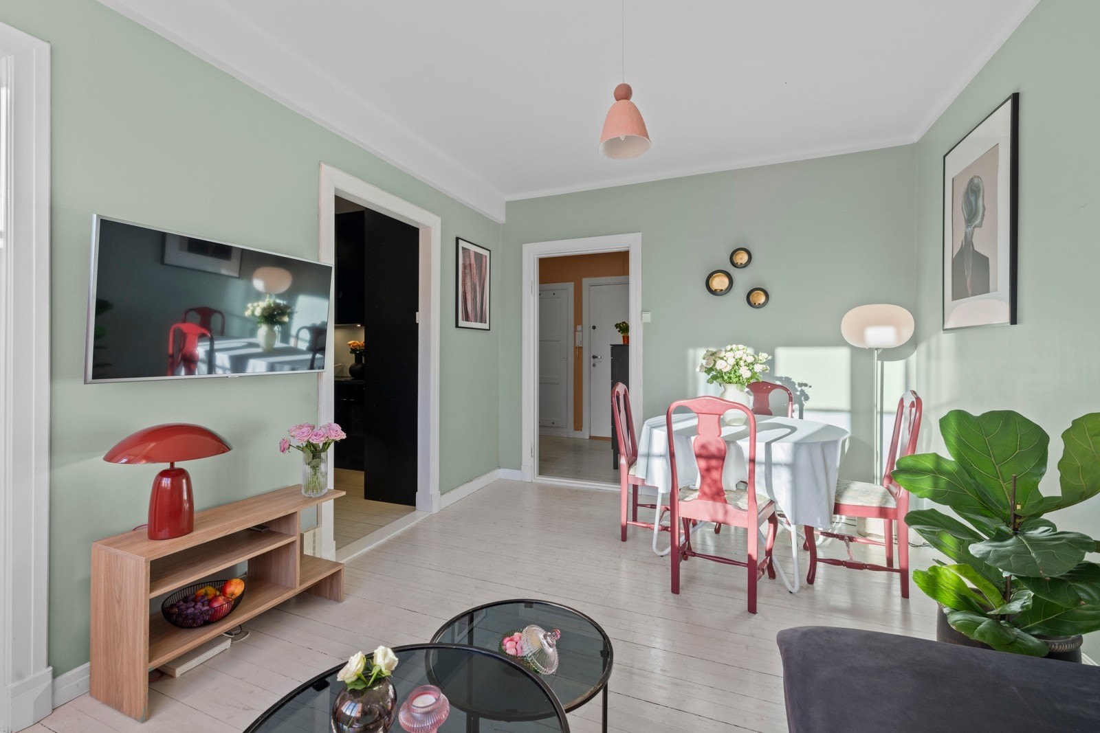 I leiligheten er det god plass til spisebord for sosiale sammenkomster. Galleribilde