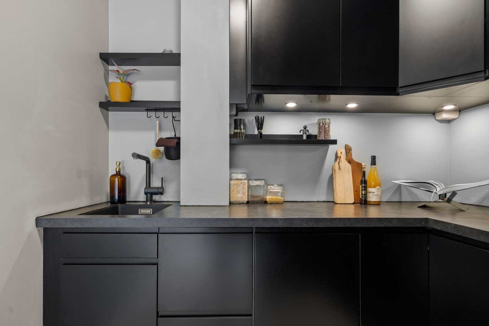 Ny benkeplate, vask og blandebatteri i 2024, arbeid utført av Montera. Galleribilde