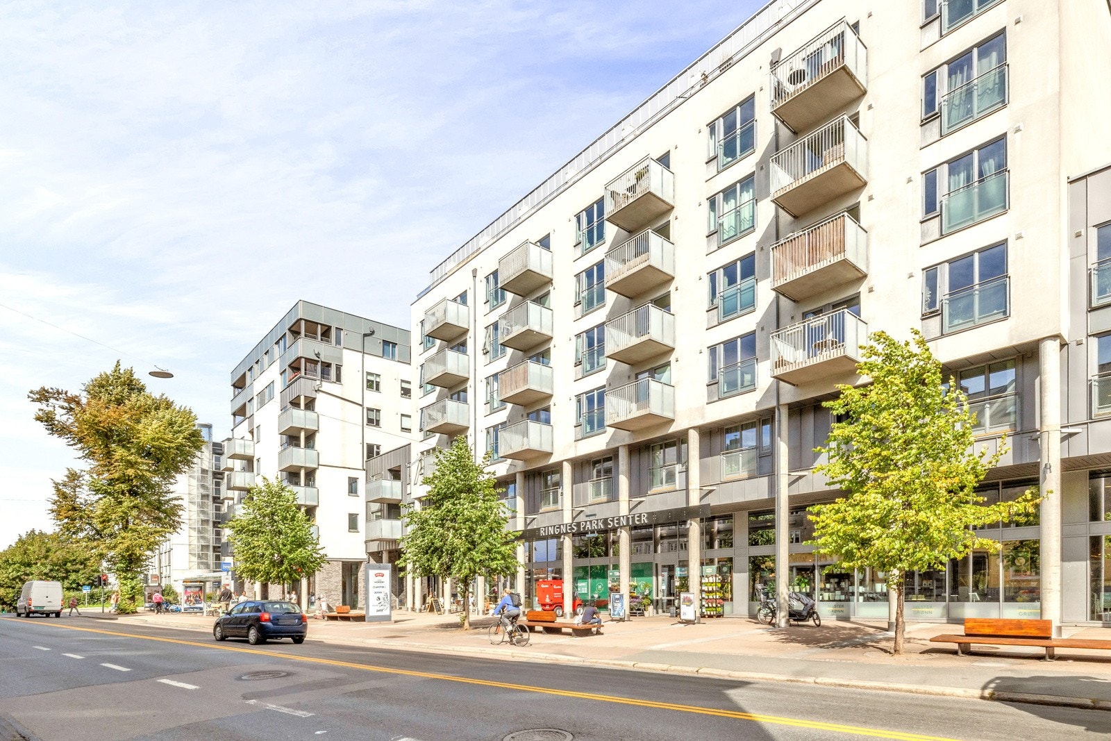 Kort vei til Rignes Park med bl.a nyoppusset Meny, Sats, blomsterforretning og Jernia. Galleribilde