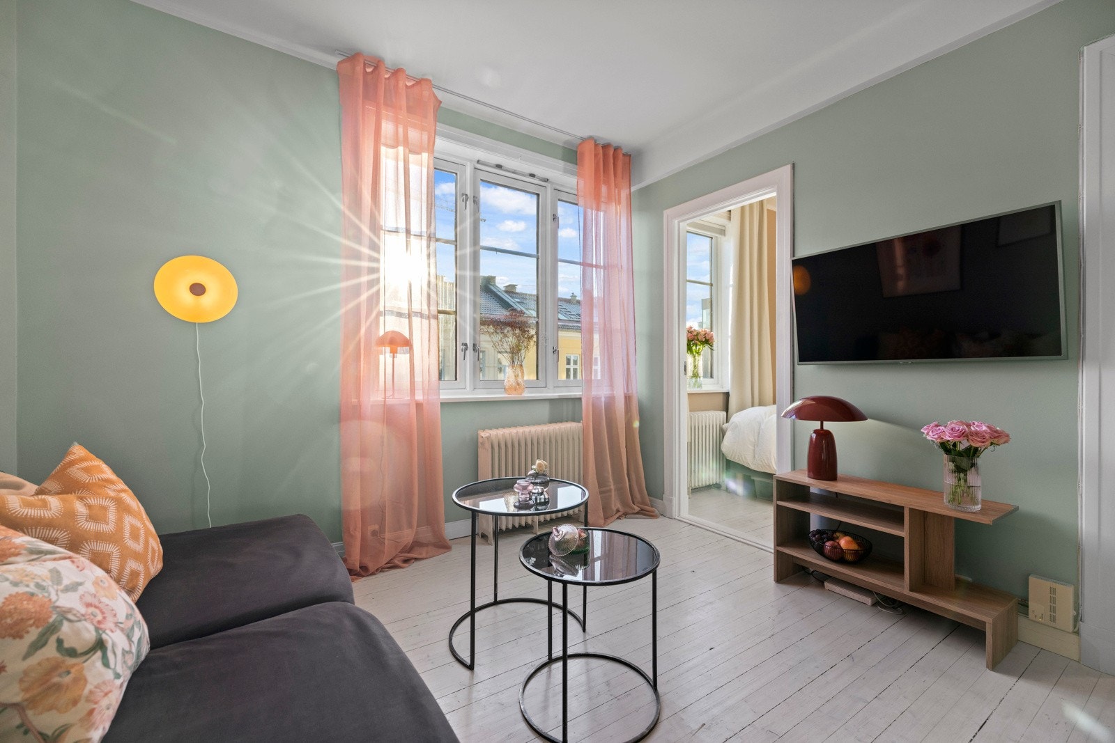 Innvendig oppleves boligen som lys og luftig med god takhøyde og store vindusflater. Oppvarming via radiator på vegg som er inkludert i felleskostnadene. Galleribilde