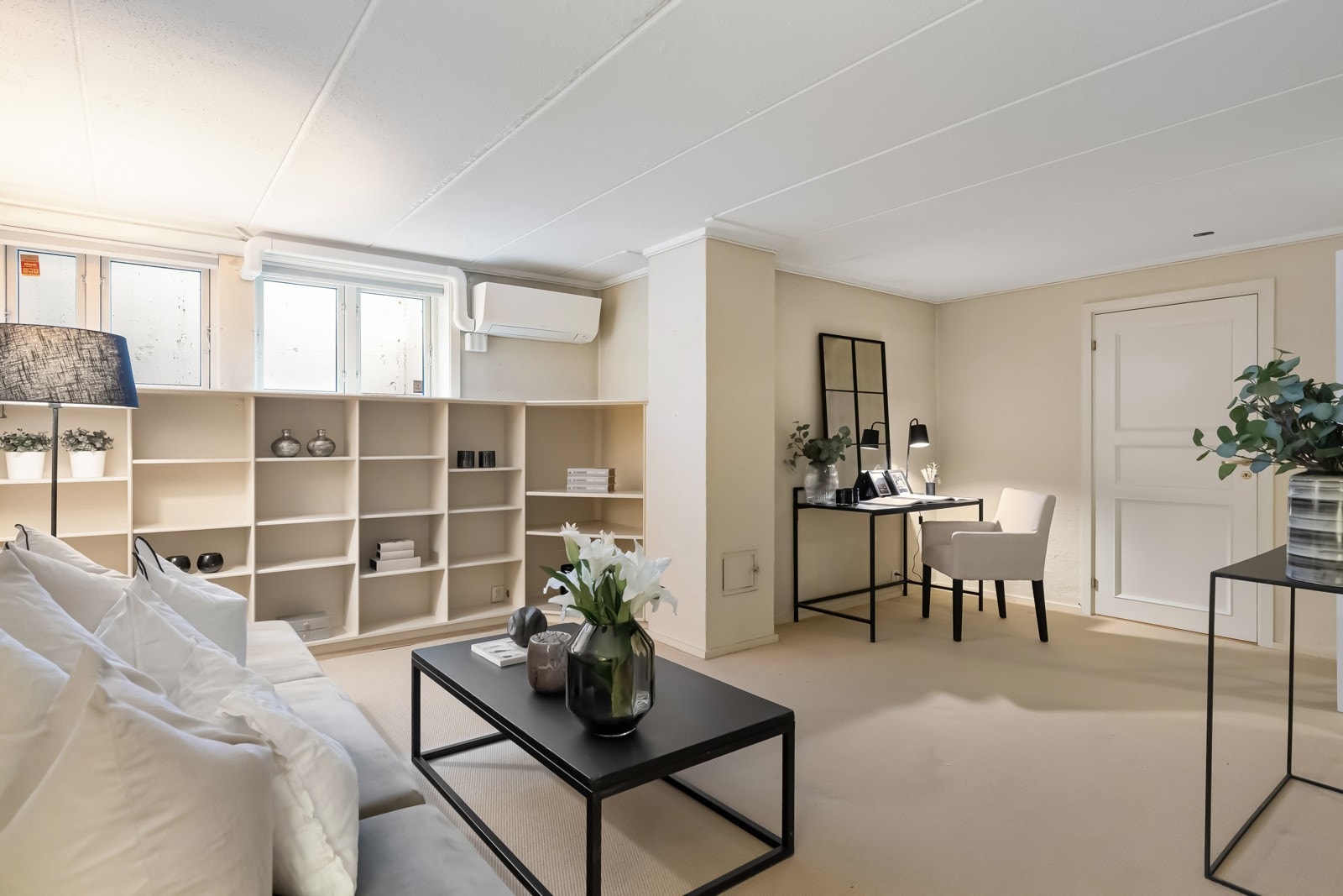 Kjellerstuen gir mange muligheter - enten som lekerom, hjemmekino, hjemmekontor eller ekstra oppholdsrom. Galleribilde